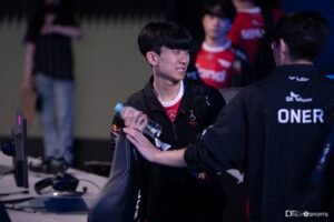 Who is the rookie born in 2006 to replace Faker? 3